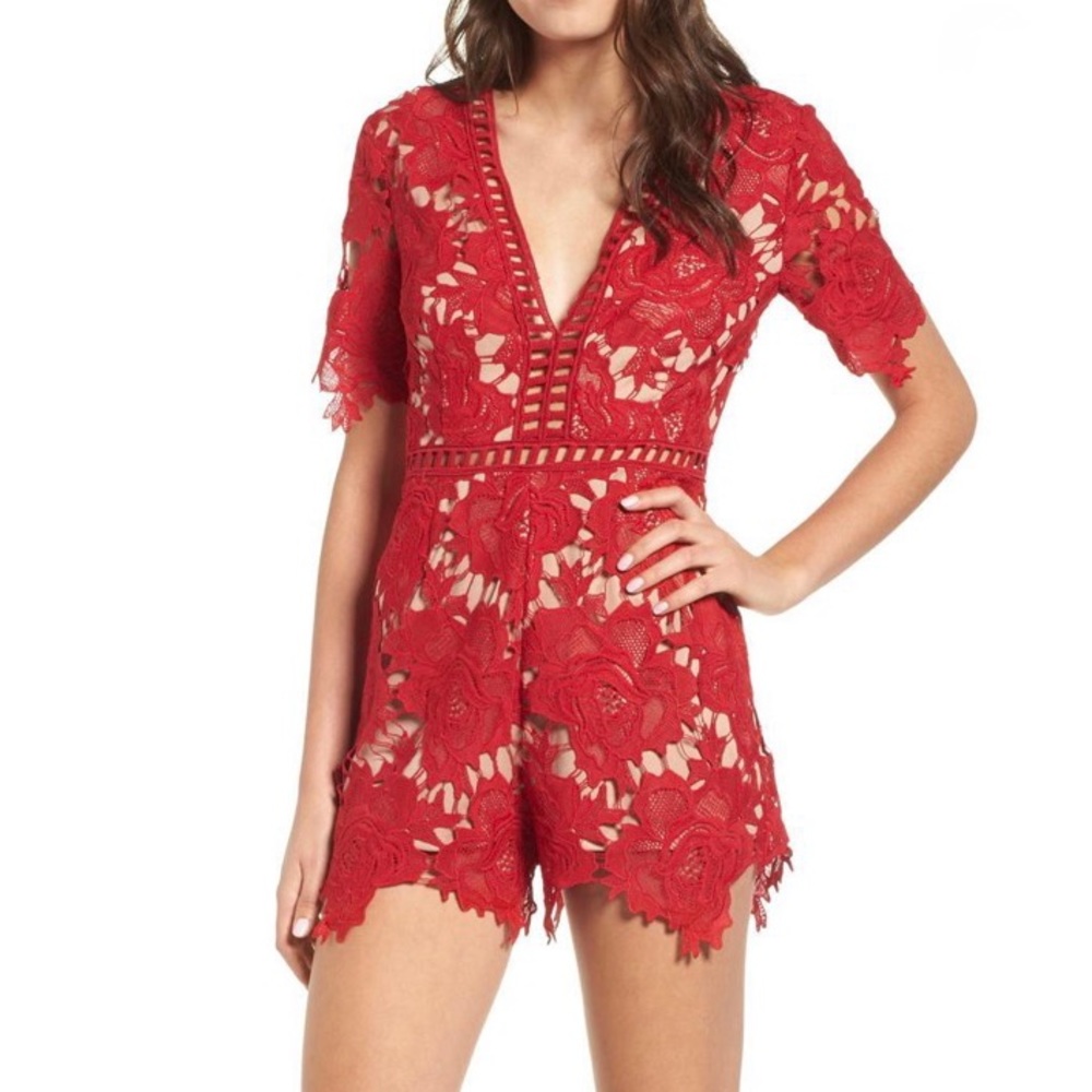 ❤️ ASTR The Label - Plunging V-Neck Lace Romper